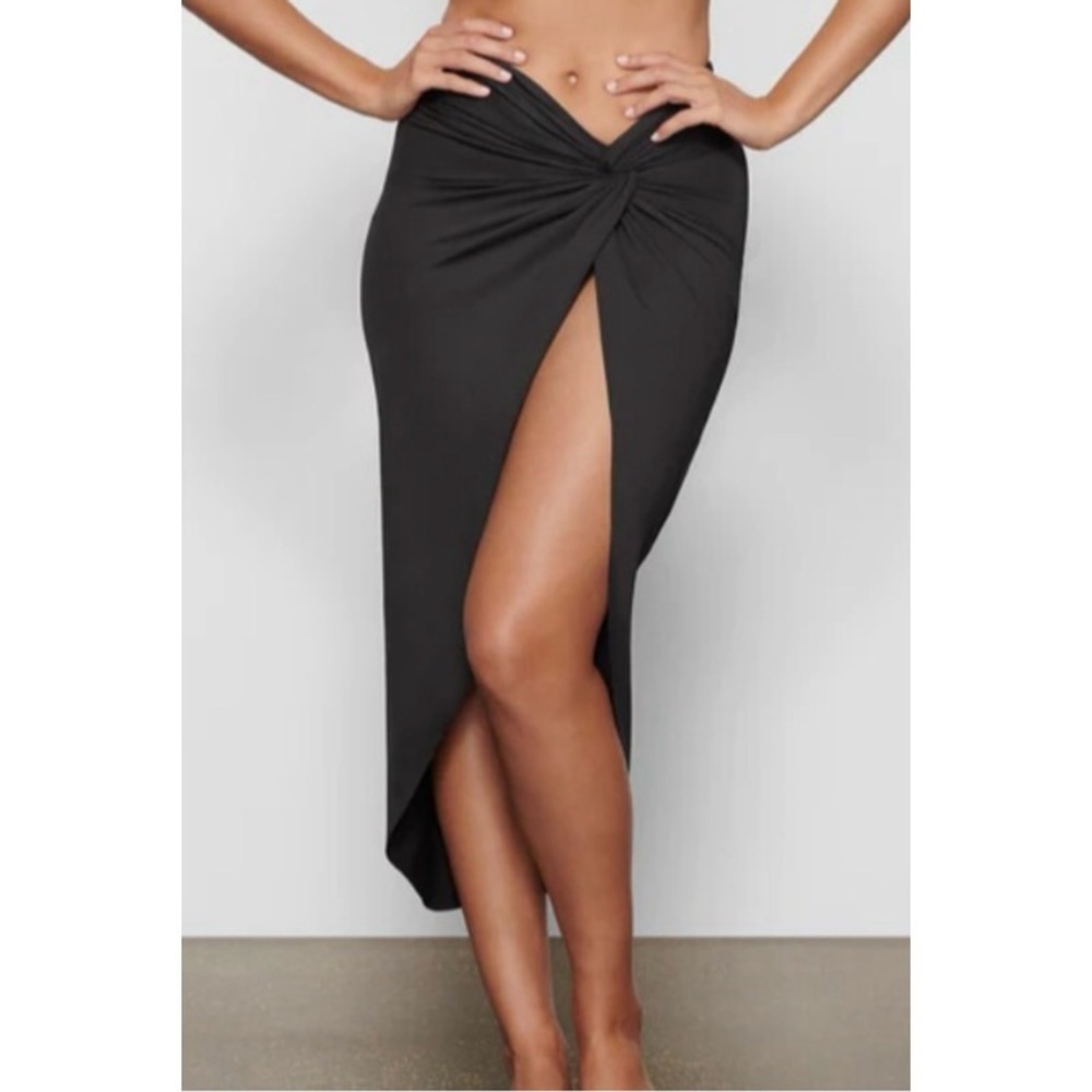 NEW SKIMS Signature Swim Sarong Skirt in Onyx